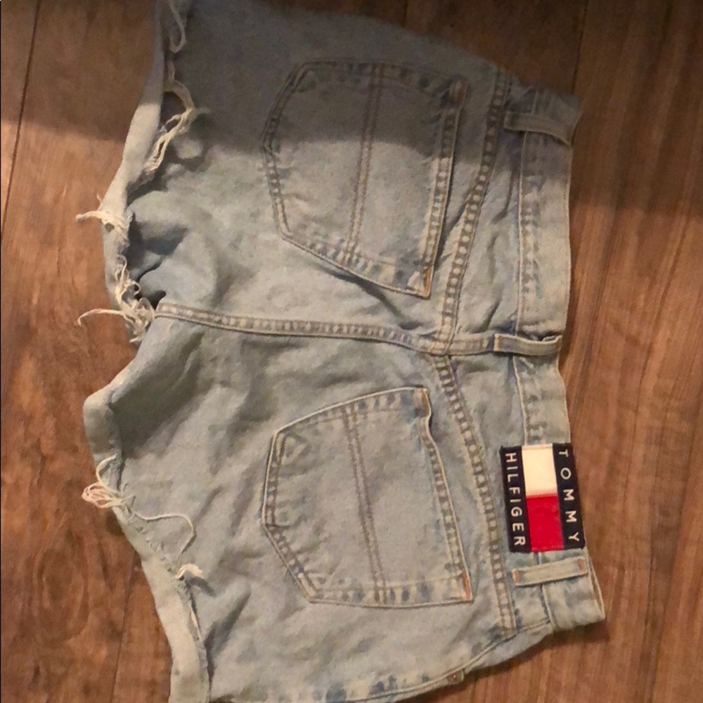 Tommy Hilfiger vintage cut off jean shorts. - Picture 4 of 4